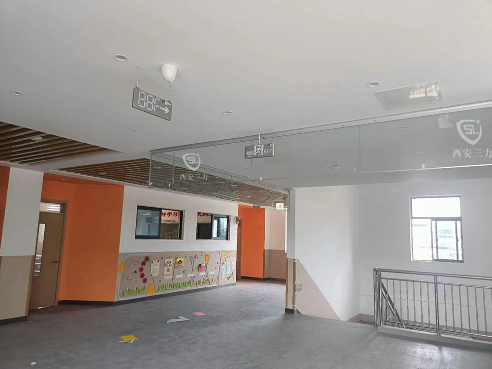 學(xué)校玻璃擋煙垂壁安裝效果