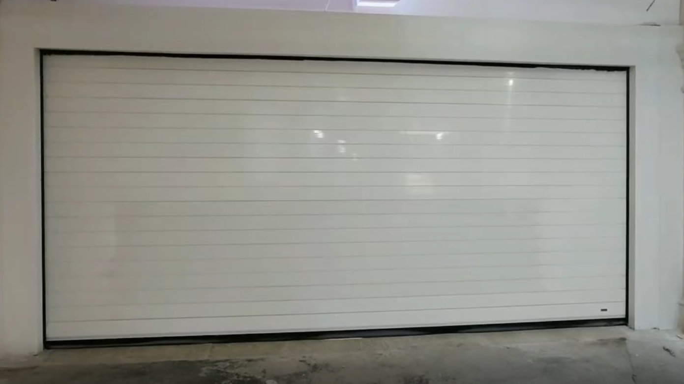 白色別墅車(chē)庫(kù)快速門(mén)外裝安裝效果
