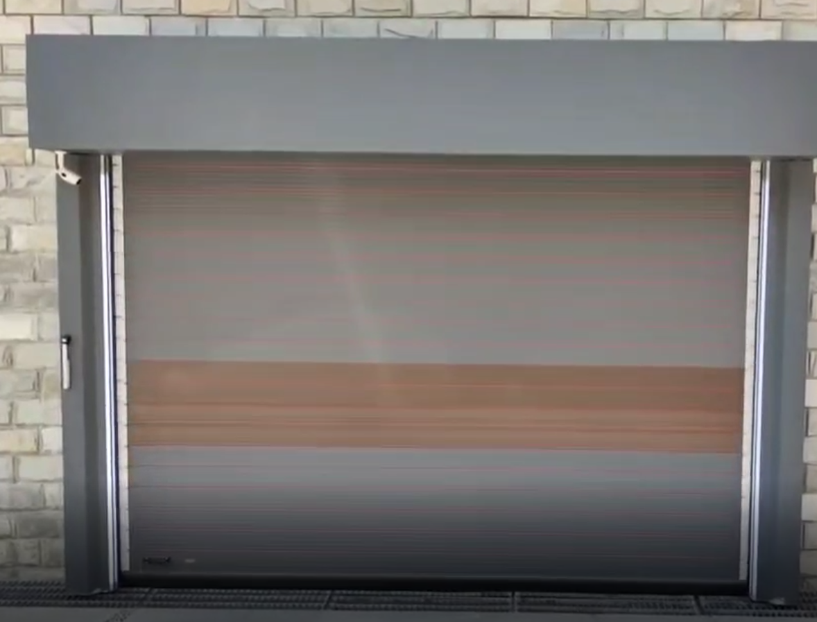 木紋色別墅車(chē)庫(kù)快速門(mén)外裝安裝效